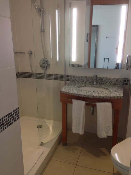 Badezimmer Hampton by Hilton Amsterdam / Arena Boulevard