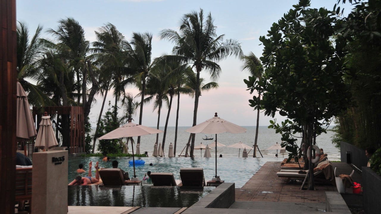 Blick vom Pool zum Strand Cape Nidhra Hotel Hua Hin