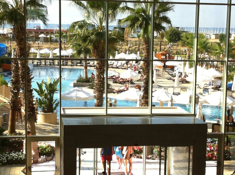 Ausblick vom Hotel auf Poolanlage Diamond Excellence Resort & Spa