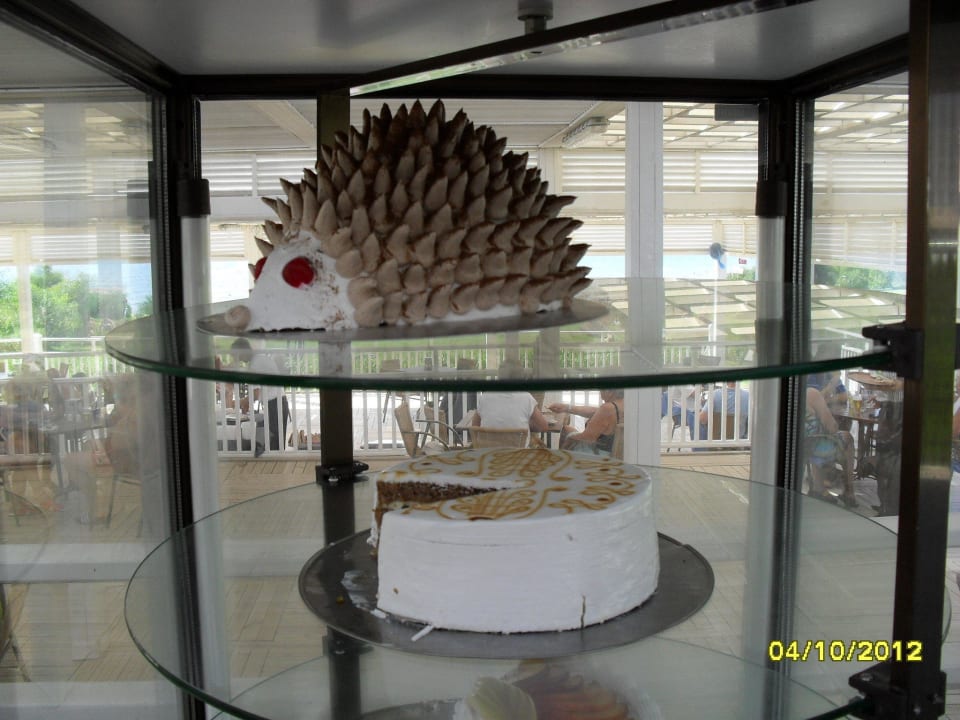 Das Kuchenrondell in der Strandbar Alba Queen Hotel