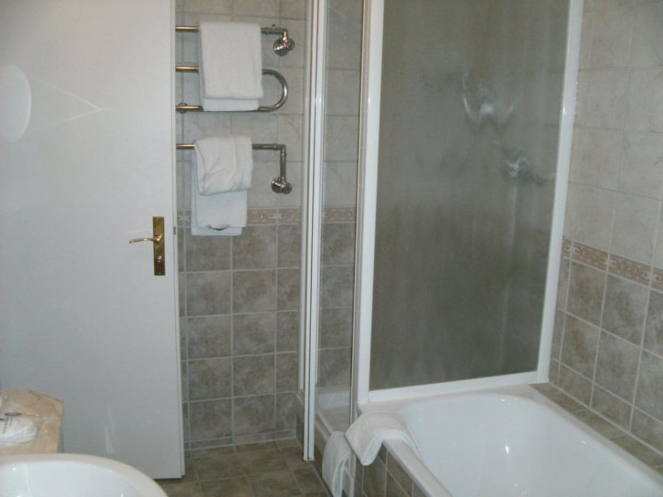 Bad mit Dusche und Wanne Dorint Marc Aurel Resort Bad Gögging