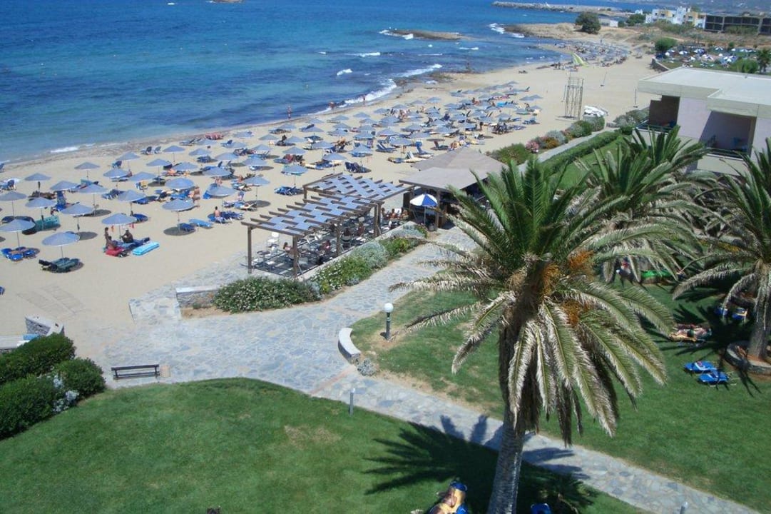 Blick zum Strand mit Stand-Bar Calimera Sirens Beach