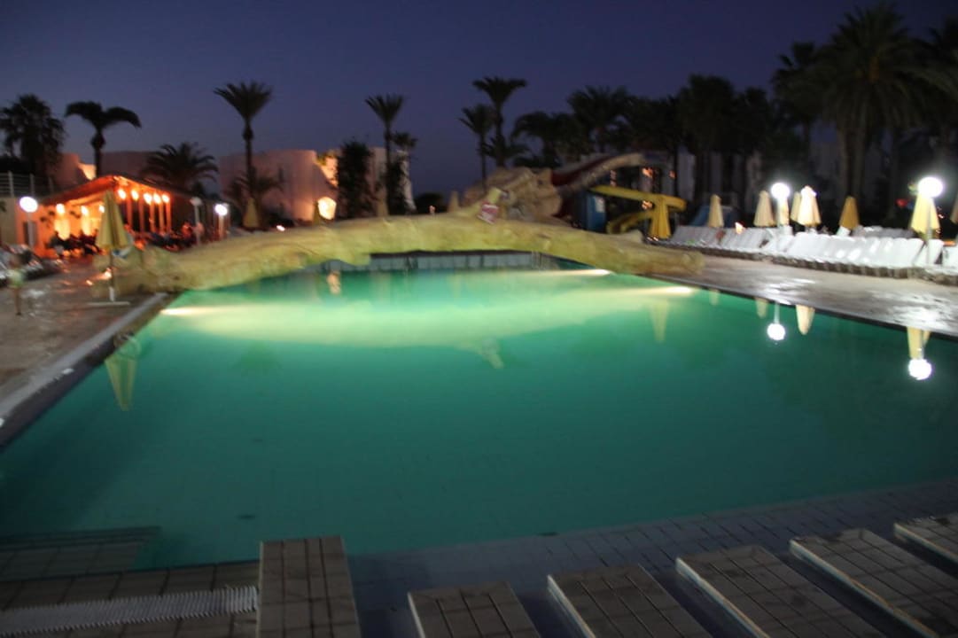 Basen nocą Ruspina Beach Resort