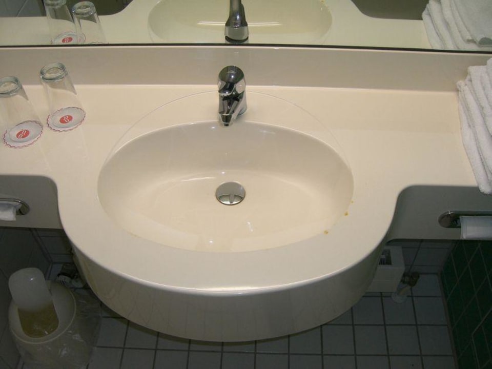 Waschbecken mit Zigarettenbrandlöscher H+ Hotel Köln Hürth