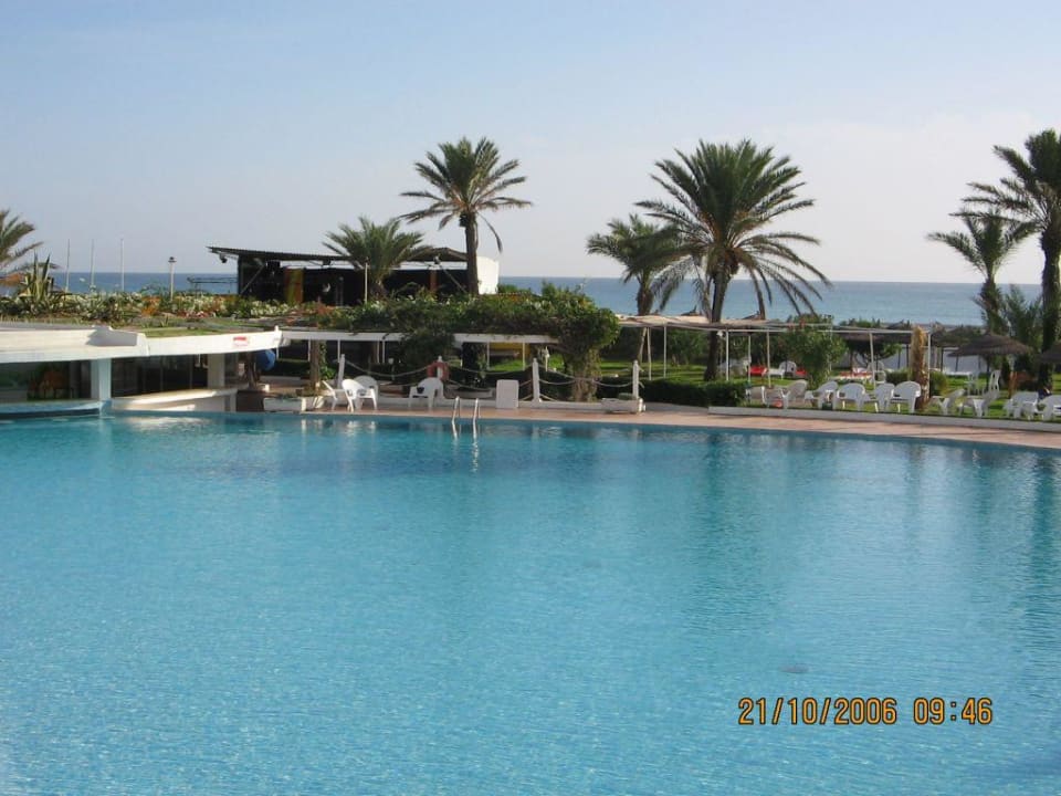 Blick vom Hotel über den Pool zum Meer Mahdia Beach & Aquapark