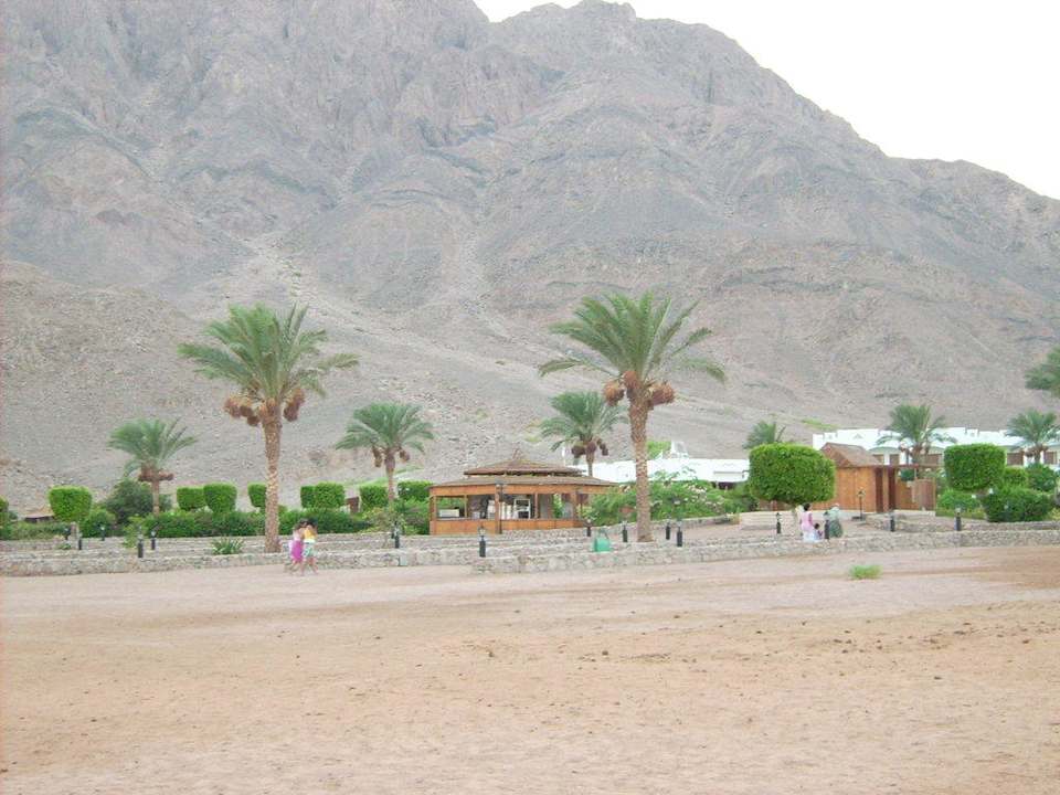 Blick vom Strand zum Hotel Happy Life Village