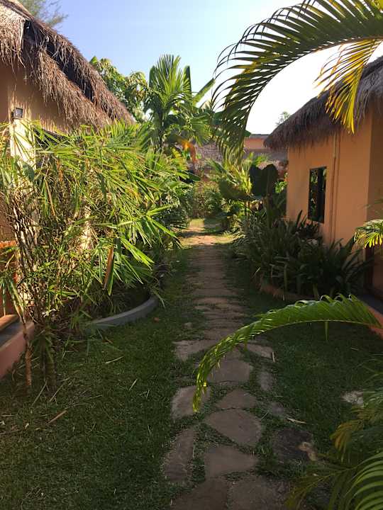Gartenanlage zwischen Häusern  Hotel The Secret Garden at Otres Beach