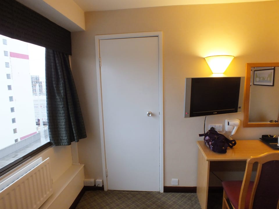 Tür zum Nebenzimmer, nicht abschließbar Hotel Holiday Inn London Wembley