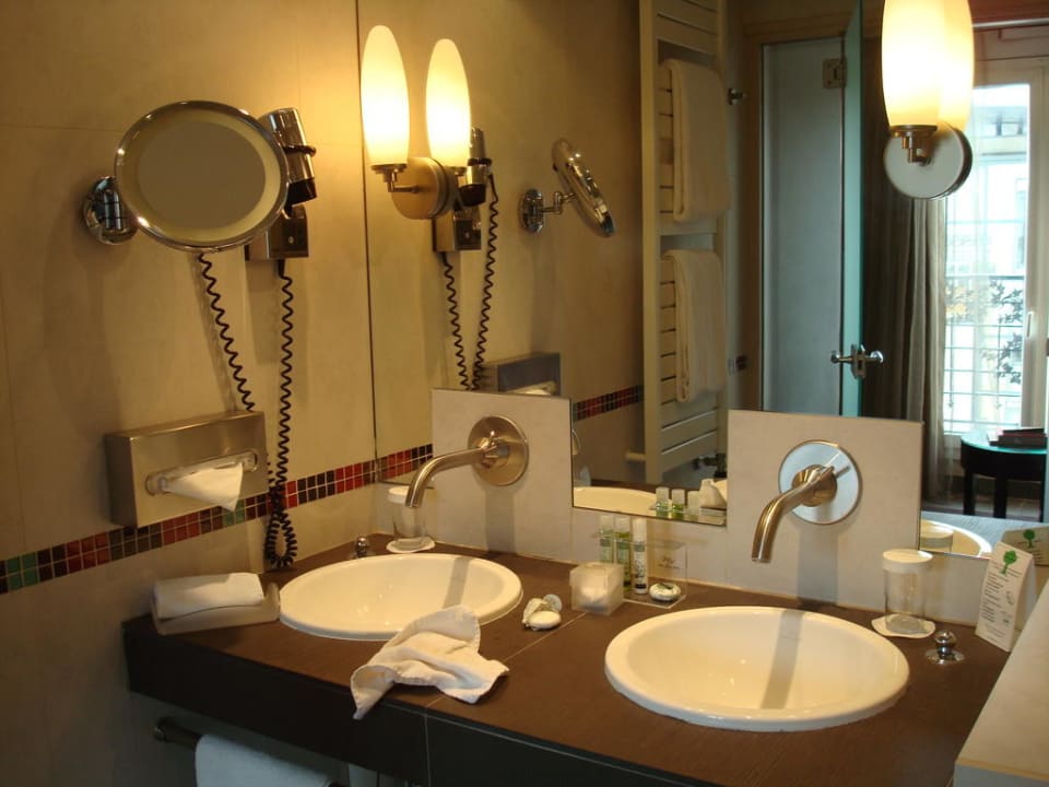 Badezimmer mit 2 Waschbecken Terrass Hôtel