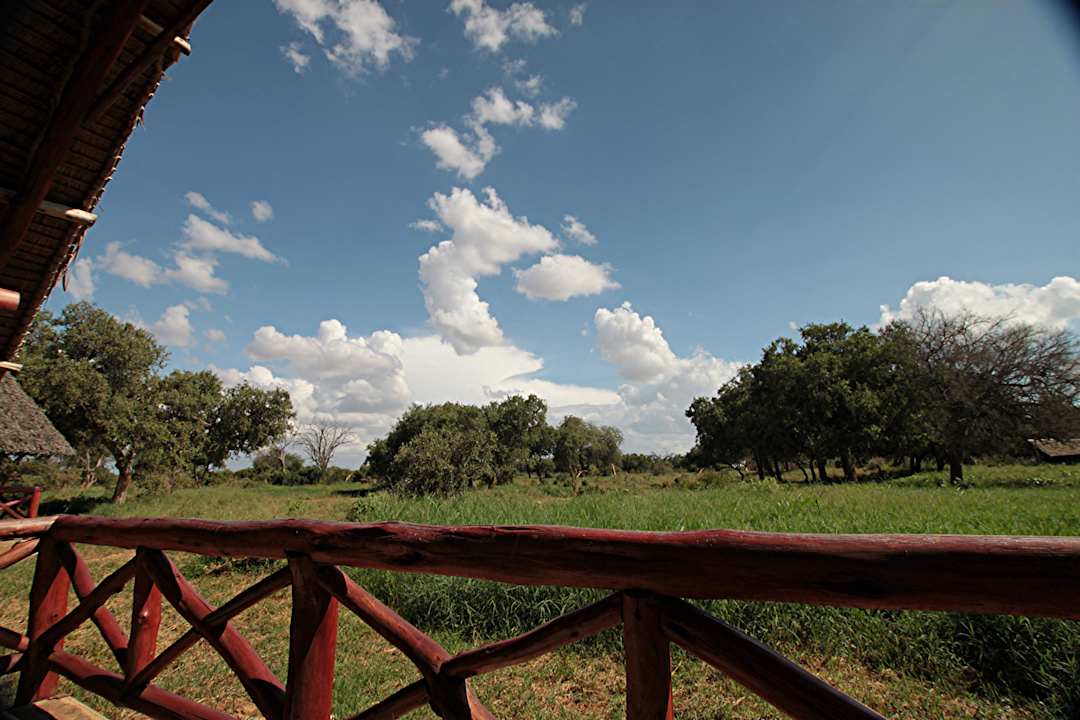 Bick von der Terrasse in den Tsavo Hotel Ndololo Safari Camp