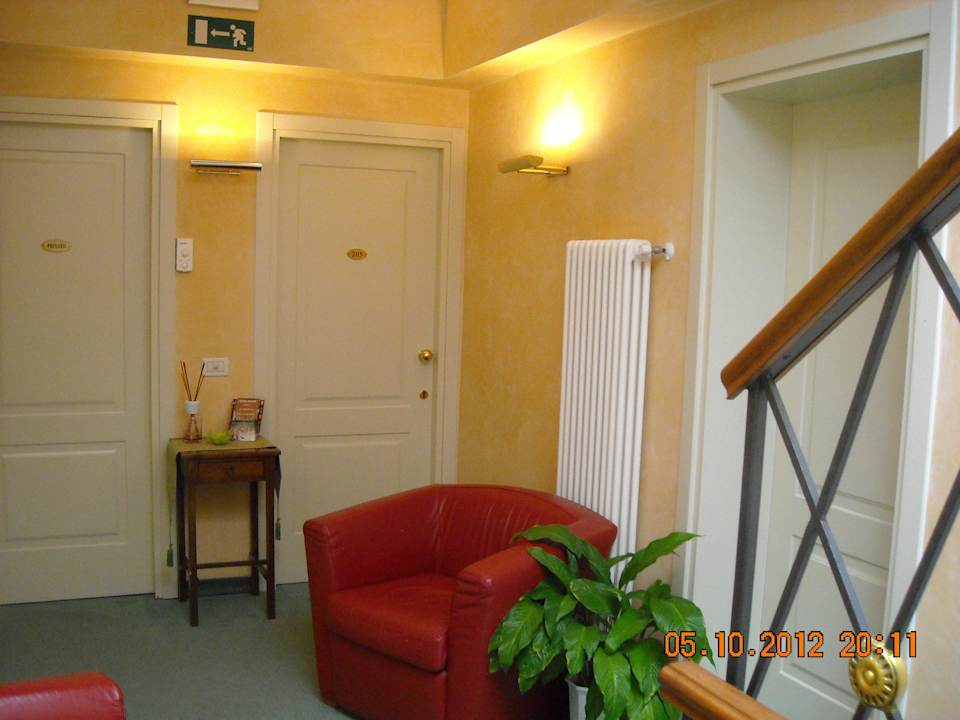 Freundliches Treppenhaus Hotel Locanda Matir