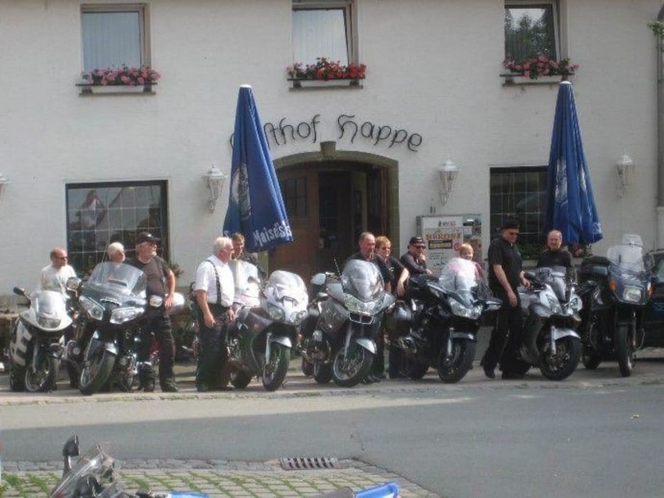 Aufstellung vor dem Eingang Hotel Landgasthof Happe