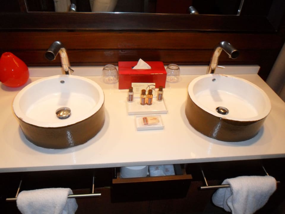 Waschbecken mit abgeschlagenen Ecken Salobre Hotel Resort & Serenity