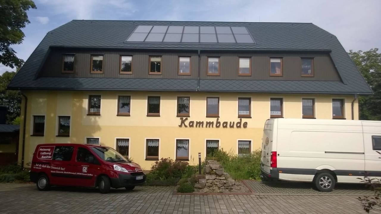 Kammbaude, Bettenhaus vo der Straße aus. Hotel Dachsbaude & Kammbaude