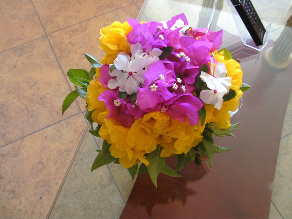 Blumen vom Zimmerboy Palm Royale Resort - Soma Bay