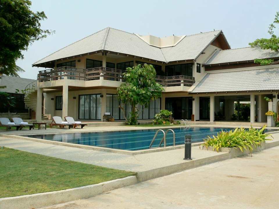 Verwaltungsgebäude mit blauem Pool Hotel Fisherman's Village Resort