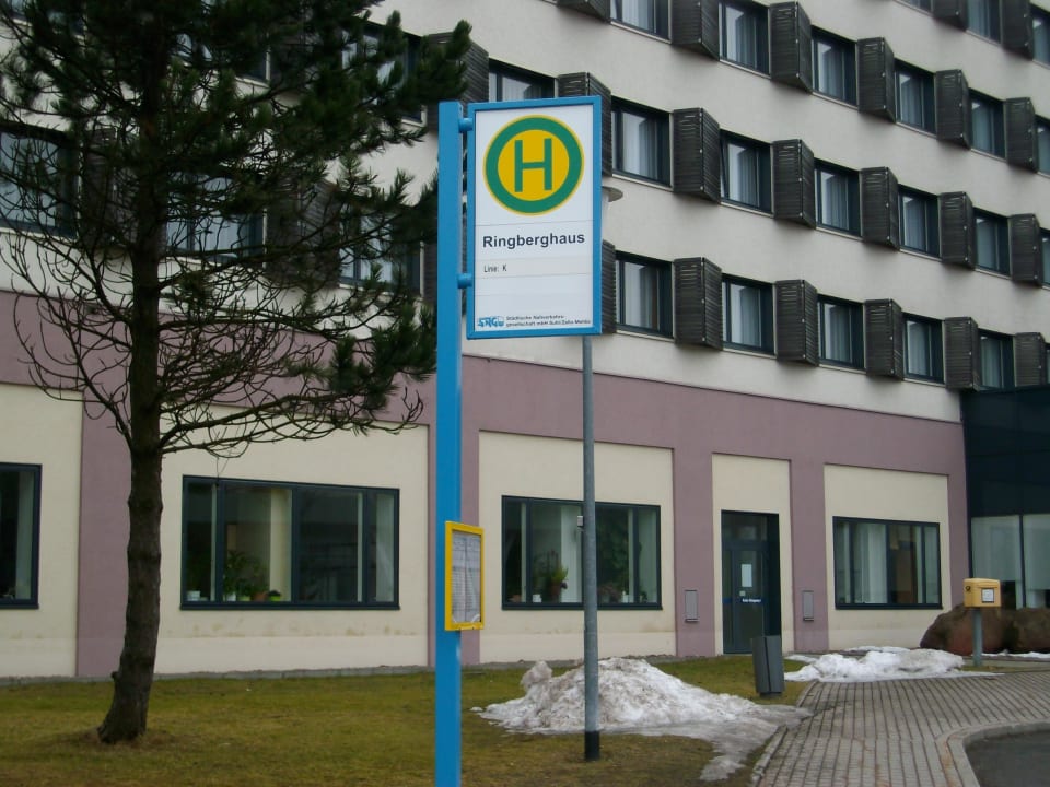 Seitlicher Hotelblick mit Busstation Ringberg Hotel