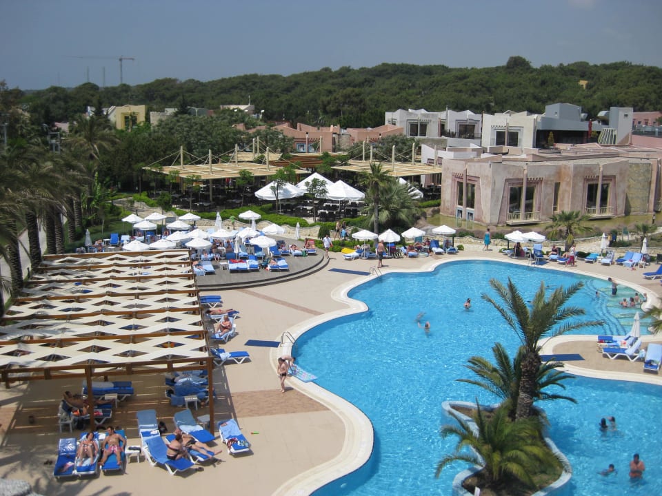 Pool und Restaurantbereich im hintergrund Blue Waters Club
