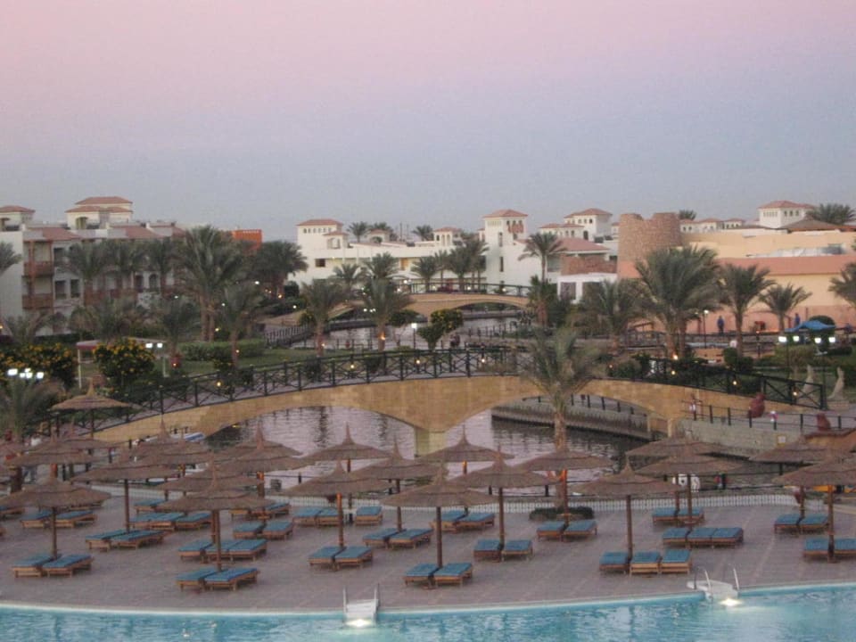 Blick vom Hauptgebäude auf die Zimmer Pickalbatros Dana Beach Resort - Hurghada