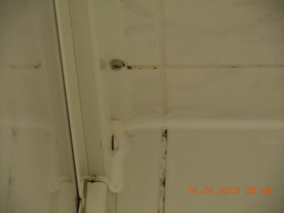 Schwarze Fugen im Bad  Strandhotel Ahlbeck