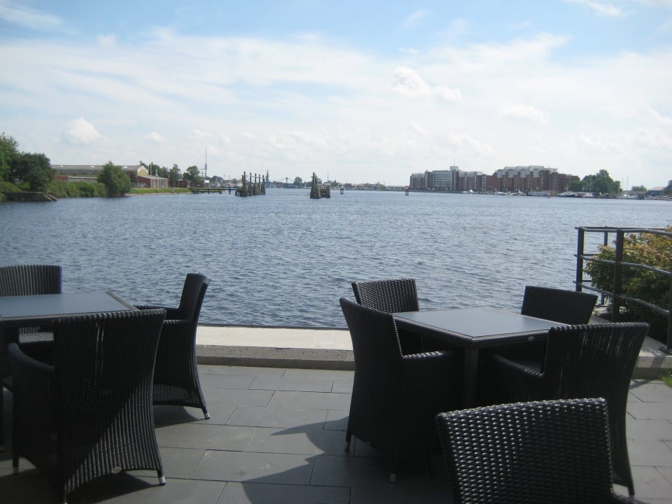 Außenterrasse mit Blick auf den Großen Hafen ATLANTIC Hotel Wilhelmshaven