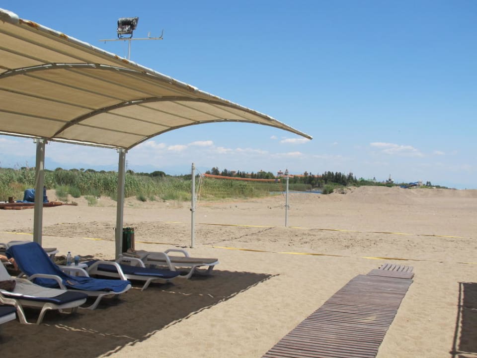 Liegen und das Volleyballfeld Saturn Palace Resort Hotel