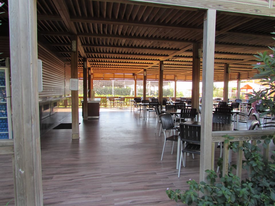 Strandbar kann man mittags essen mit Bedienung  Seamelia Beach Resort