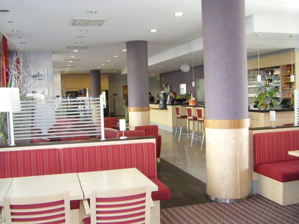 Frühstücksraum und Teil der Bar Holiday Inn Express Berlin City Center