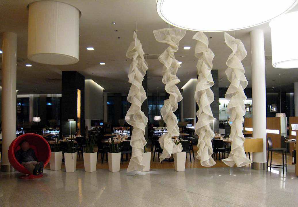 Lobby and behind Gui restaurant Hilton Helsinki Airport