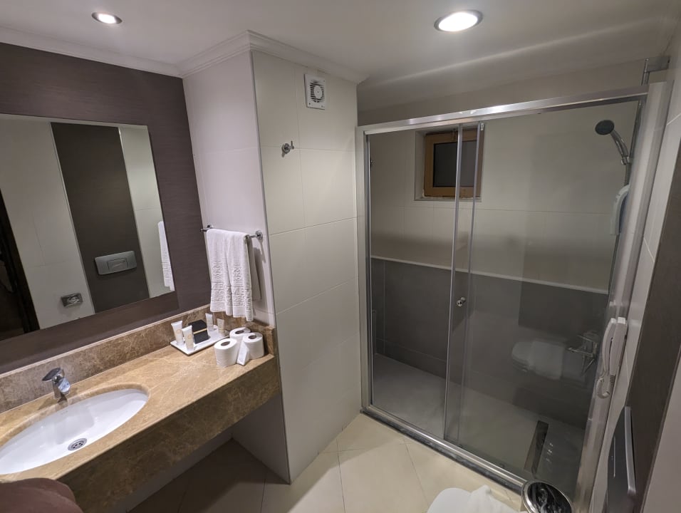 Zimmer Kamelya Aishen Club