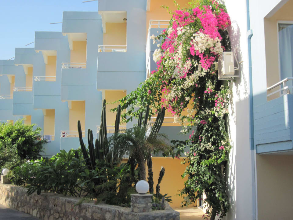 Blick auf die Balkone der Zimmer Hotel Kathrin Beach