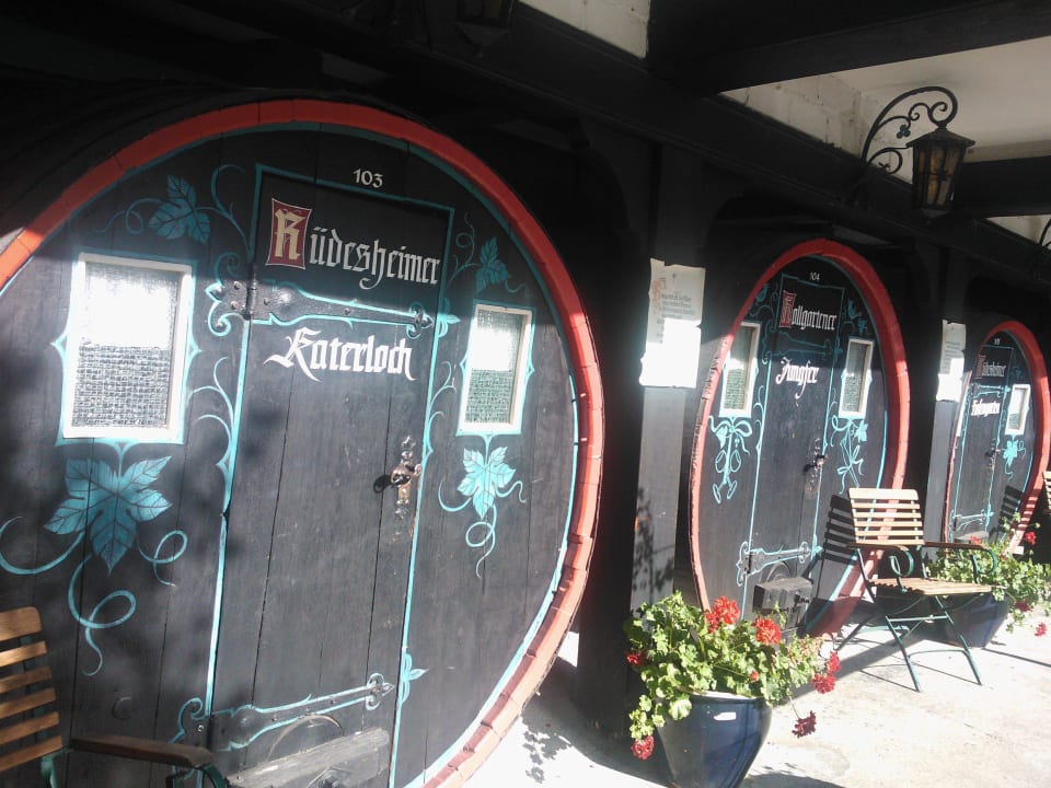 In diesen Weinfässern schläft man Hotel Lindenwirt