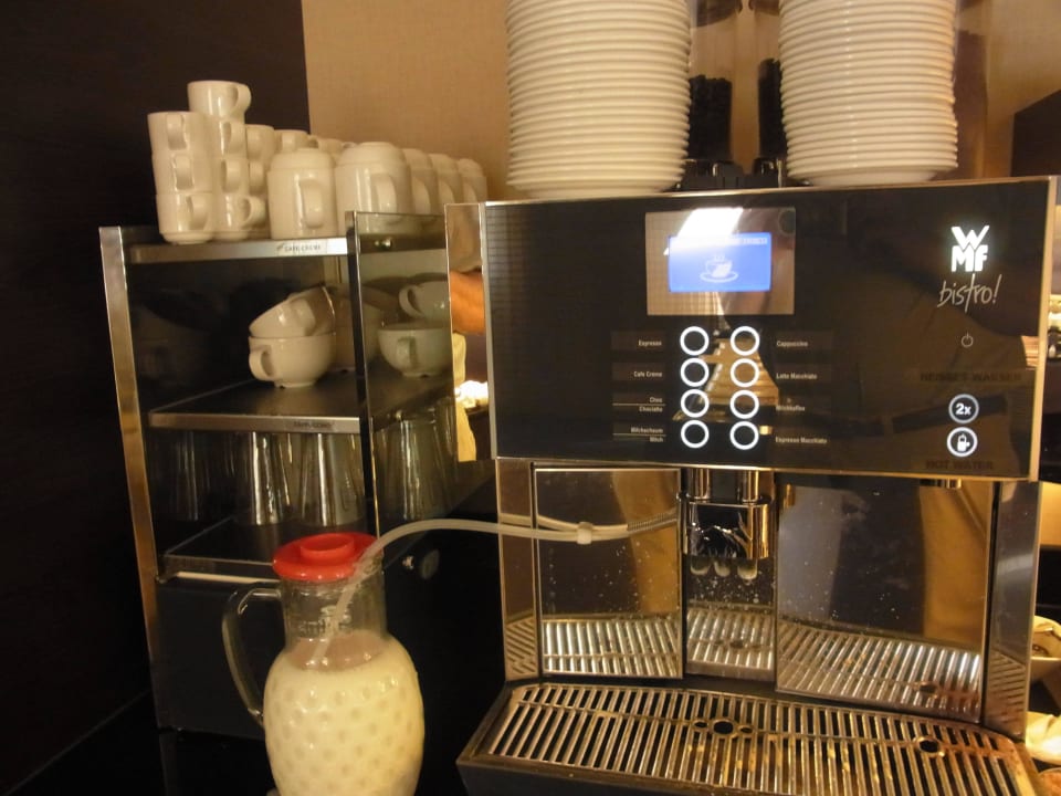 Frühstück, WMF-Kaffeemaschine NH Ludwigsburg