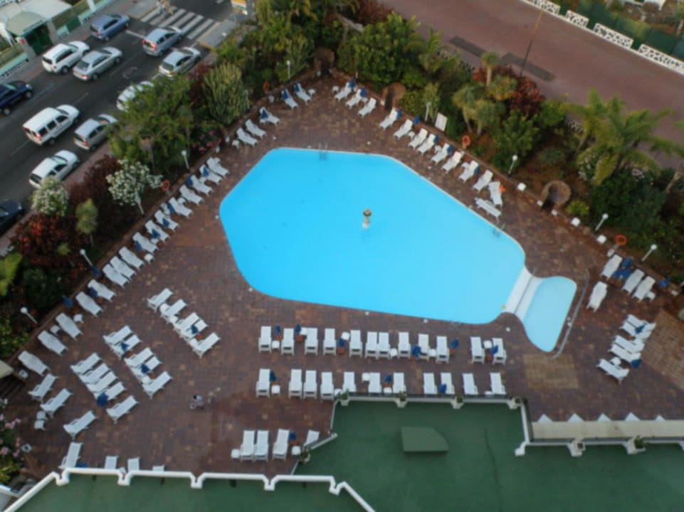 Widok z 8 piętra na basen Hotel Caserio