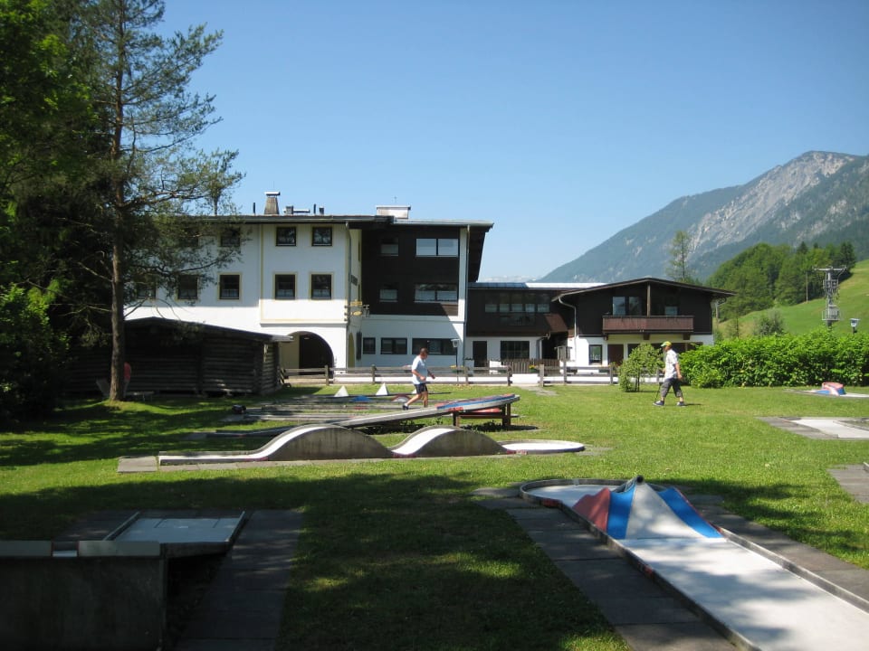 Minigolfplatz mit Ferienhaus im Hintergrund Am Forellenhof