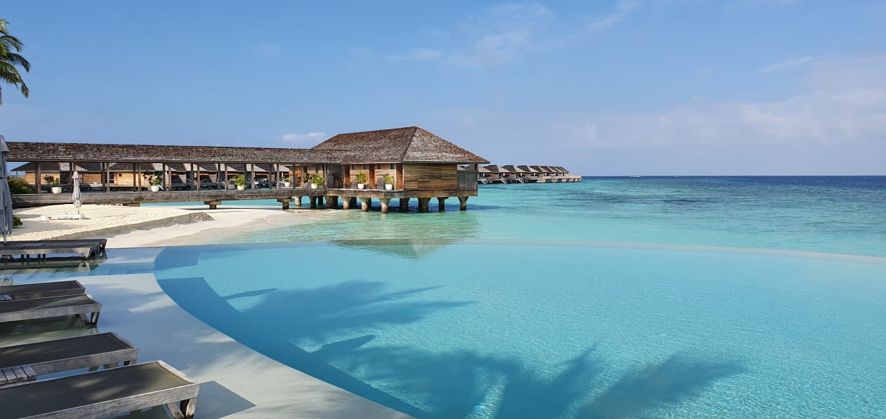 Pool Hurawalhi Island Resort Maldives