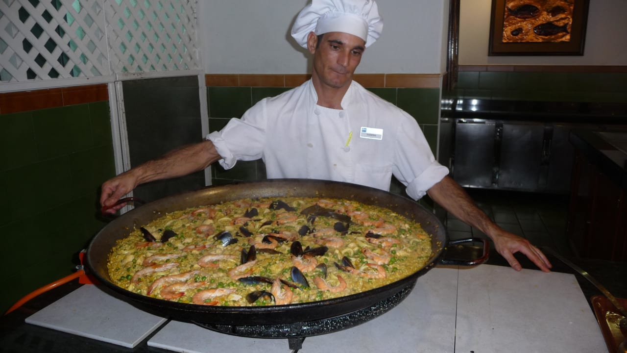 Paella-Herstellung allsun Hotel Lucana