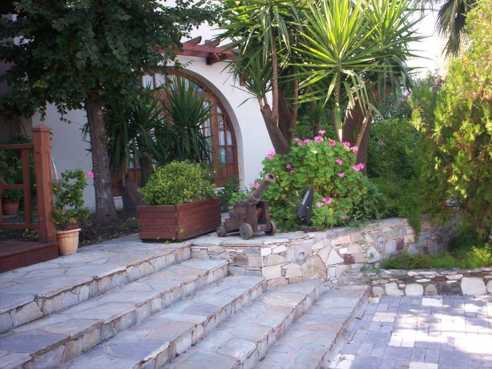 Zur Straßenseite Gaia Garden Hotel