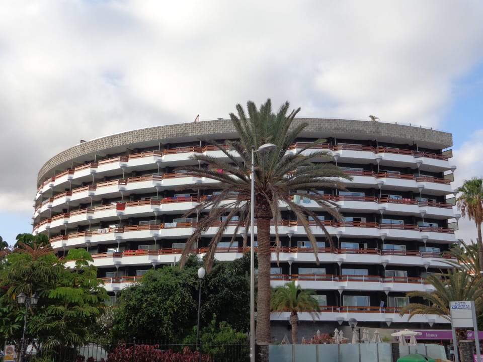 Foto von der gegenüberliegenden Strasse Bull Escorial & Spa