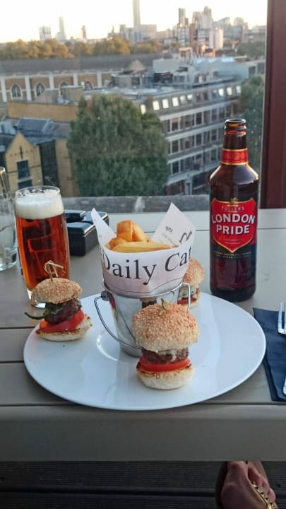 Kleine Snacks auf der Terrasse der Skybar Hotel H10 London Waterloo