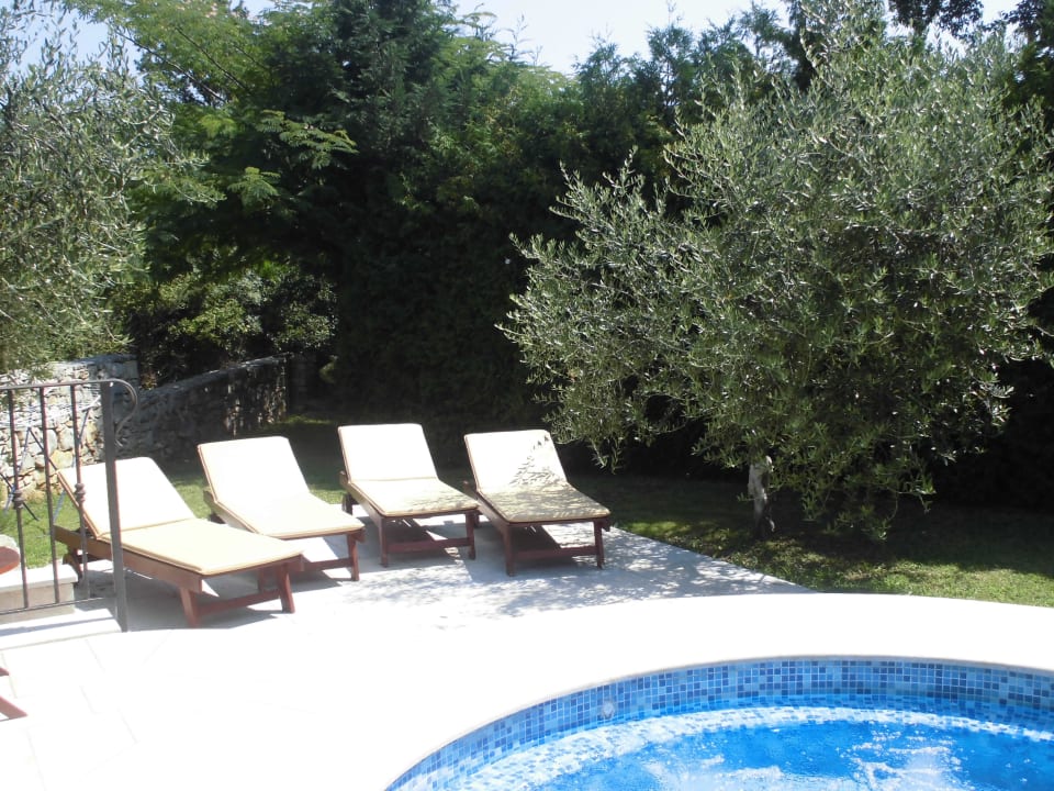 Sitzmöglichkeiten am Pool Haus Albino