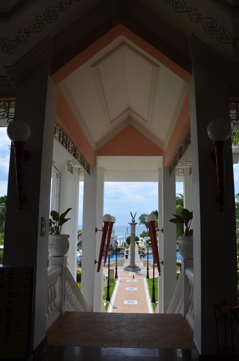 Blick von der Lobby zum Pool & Meer Hotel Riu Palace Tropical Bay