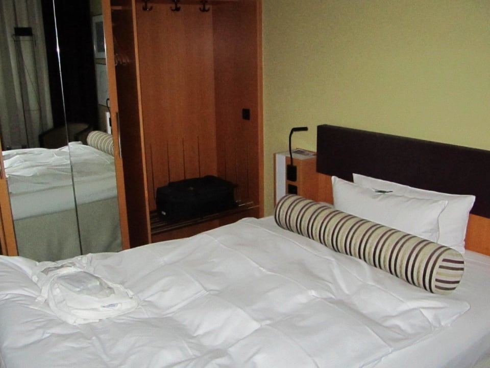 Bett mit Schrank Mercure Hotel Bochum City