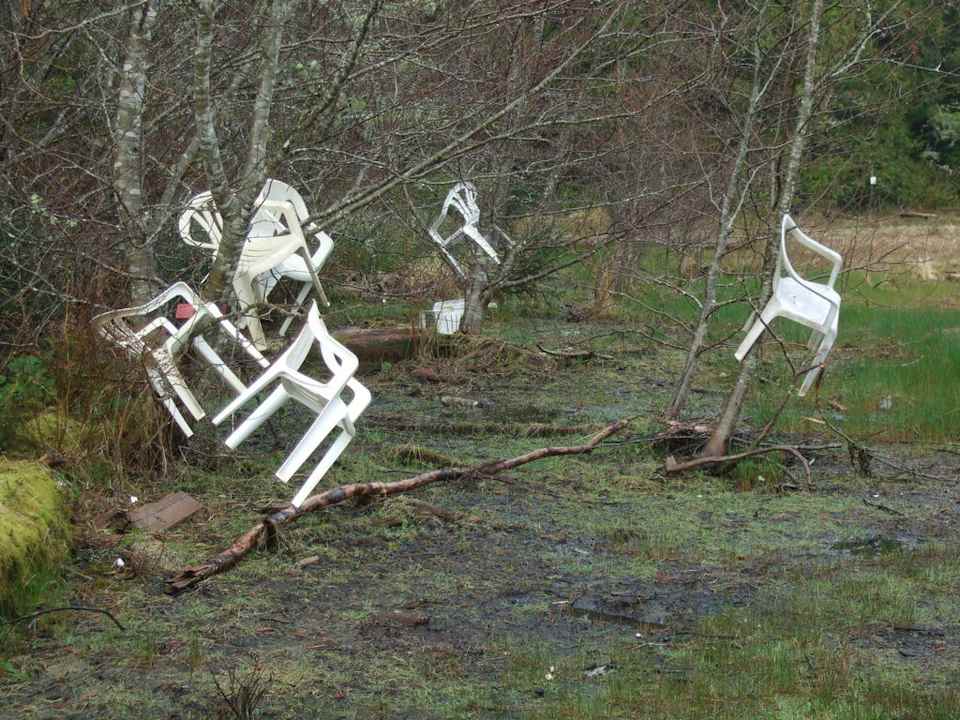 Die Stühle wurden zur Sicherheit aufgehängt Jamie's Rainforest Inn