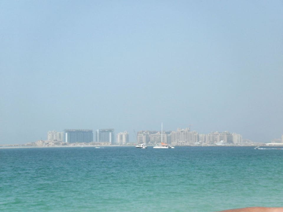 Blick vom Strand auf The Palm Sheraton Jumeirah Beach Resort