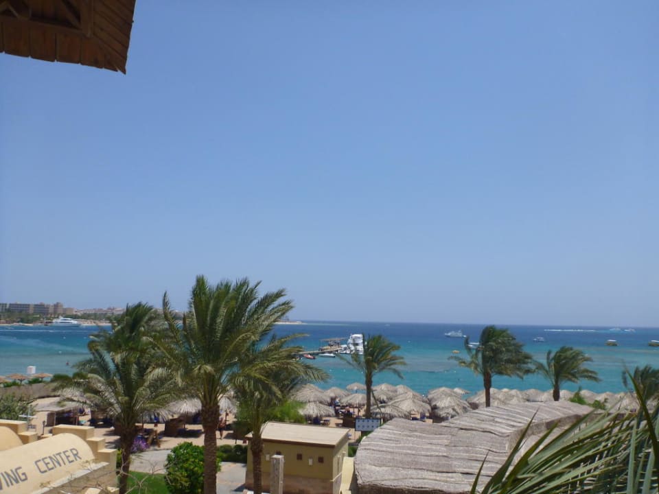 Blick vom Aussichtsturm zum Strand Jaz Makadina