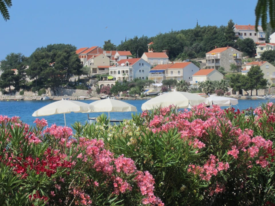 Blick vom Strand auf Slano Admiral Grand Hotel