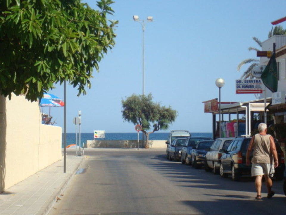 Weg vom Hotel zum Strand R2 Veronica Beach Hotel
