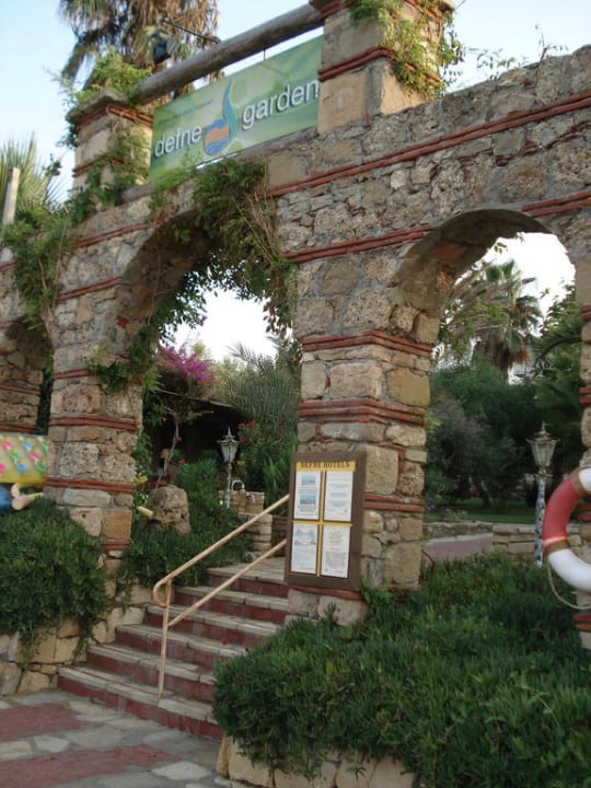 Eingang zum Garten vom Strand Hotel Defne Garden