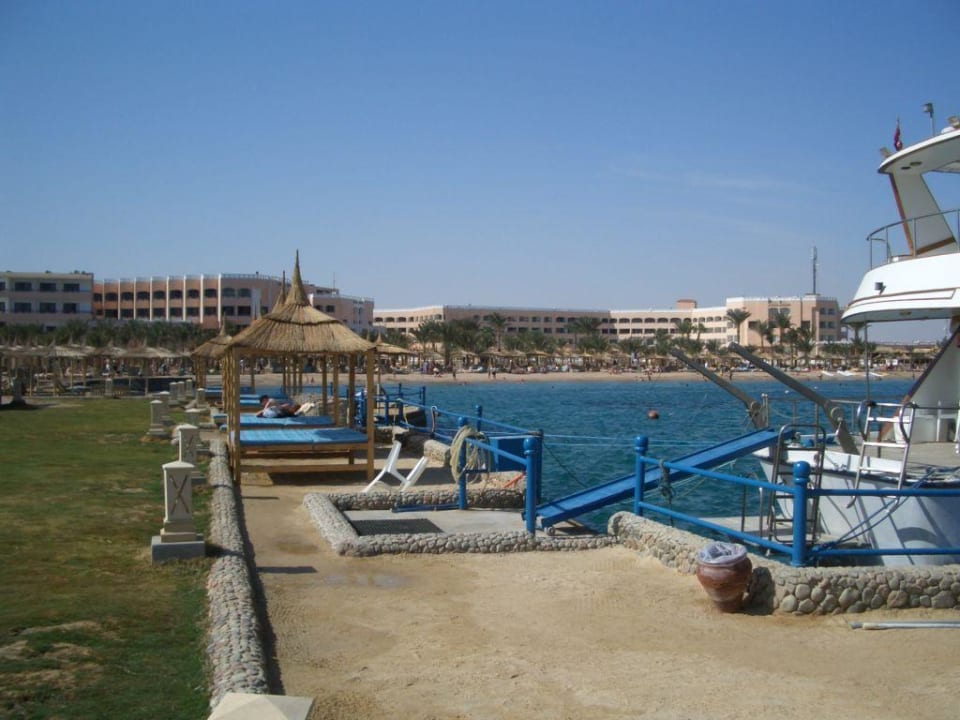 Badebucht mit Haupthaus im Hintergrund Beach Albatros Resort